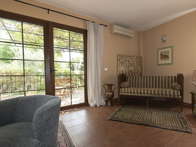 hotel rural malaga encanto axarqua cortijo salia interiores salon 2